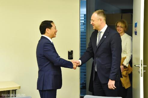 经济合作与发展组织部长级会议:越南外交部长裴青山同与会各国代表举行双边会晤- Ảnh 2. 经济合作与发展组织部长级会议:越南外交部长裴青山同与会各国代表举行双边会晤- Ảnh 2.