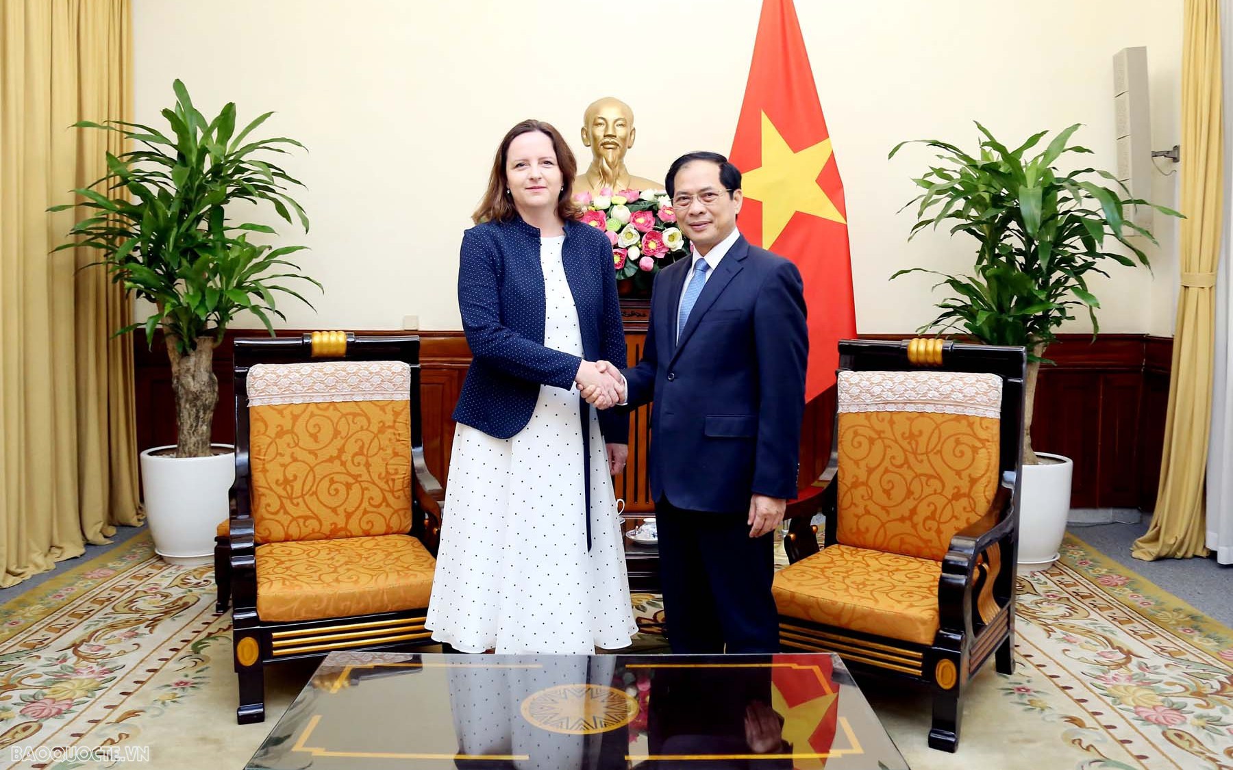 裴青山部长会见波兰外交部副国务秘书