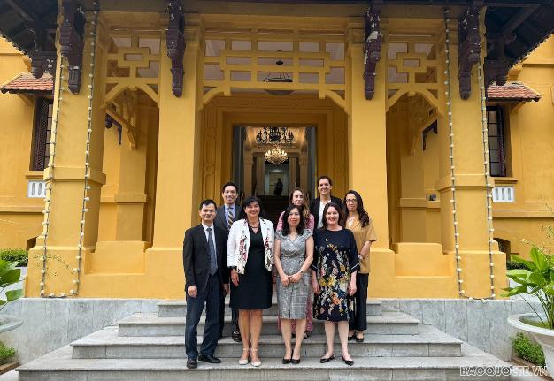 黎氏秋姮副部长会见斯洛文尼亚外交和欧洲事务部秘书长- Ảnh 2. Thứ trưởng Ngoại giao Lê Thị Thu Hằng tiếp Tổng Thư ký Bộ Ngoại giao và các vấn đề châu Âu Slovenia