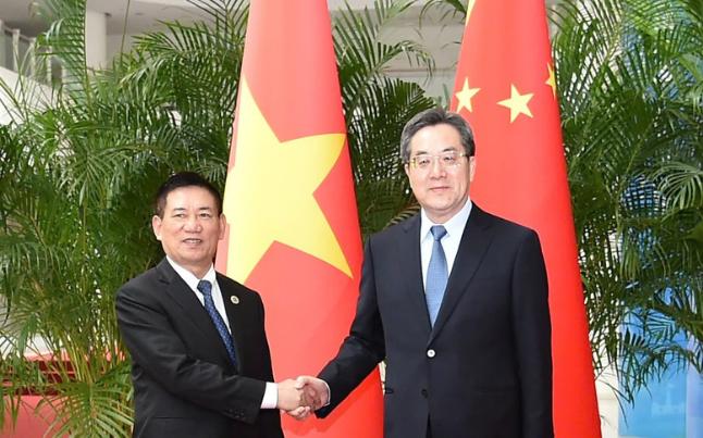 photo-1727231379352 photo-1727231379352