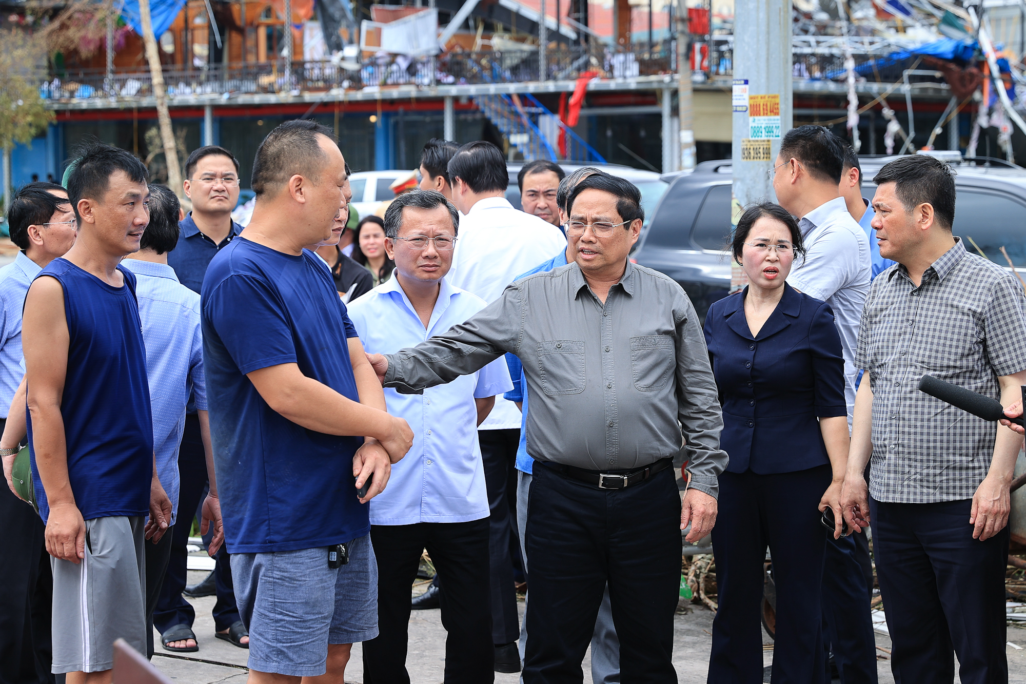 越南政府总理范明正视察广宁、海防第三号台风灾后恢复重建工作- Ảnh 8.