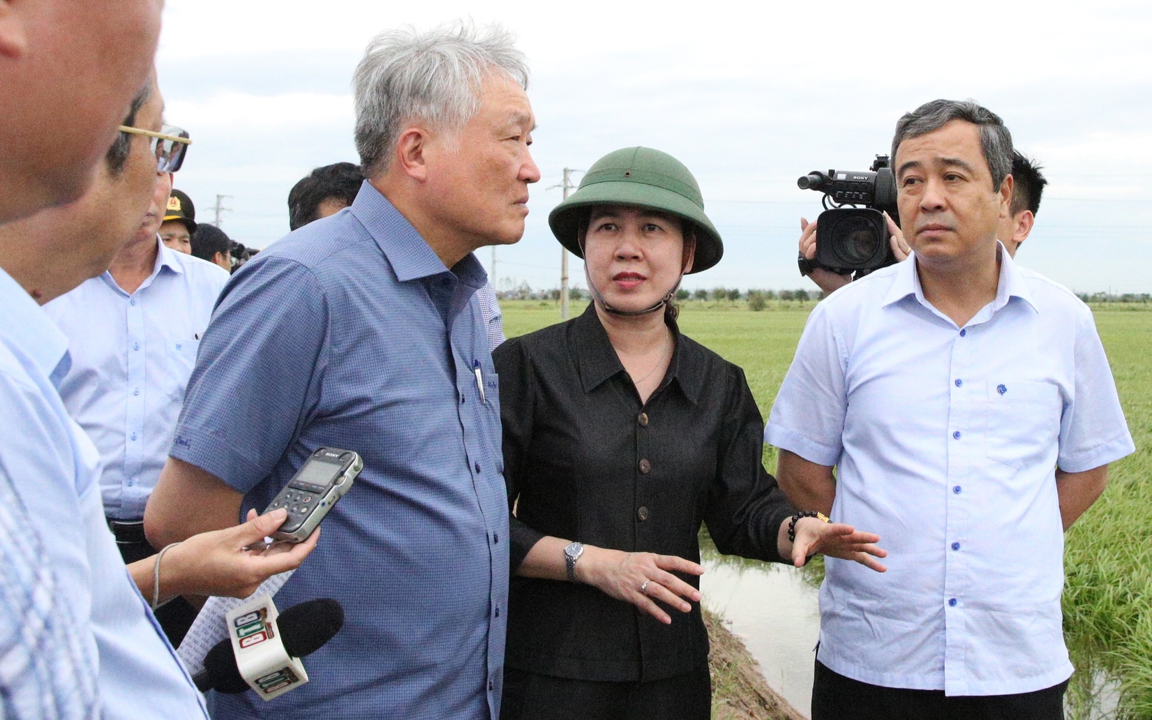 越南政府各位副总理视察南定、太平、和平、海阳、安沛台风灾后恢复工作