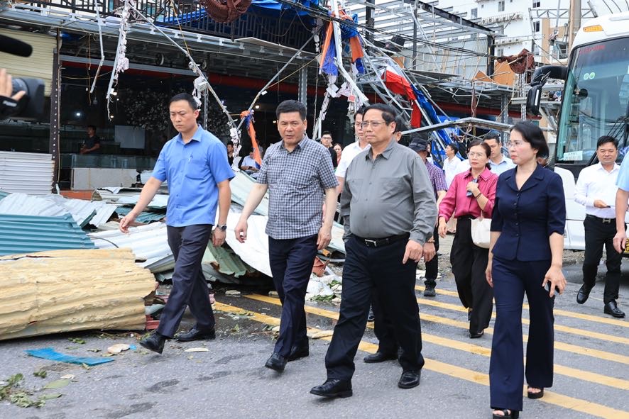 越南政府总理范明正视察广宁、海防第三号台风灾后恢复重建工作- Ảnh 1.