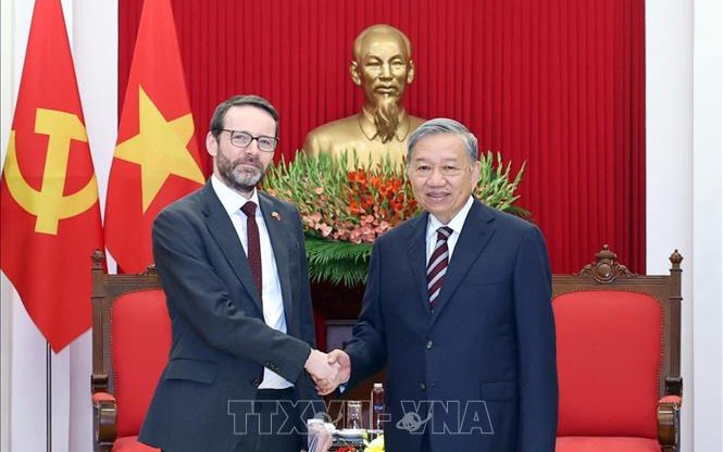 https://bcp.cdnchinhphu.vn/359255642496790528/2025/10/18/18-10-tolam-17607924937531499559450-36-0-452-665-crop-17607925008261975916325.jpg