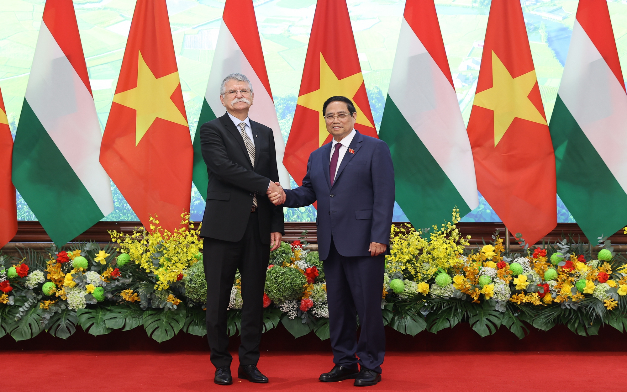 https://bcp.cdnchinhphu.vn/359255642496790528/2025/10/21/img3502-1760959536644562285460-1761011655651851361798-49-0-1299-2000-crop-1761011659081776391480.jpg