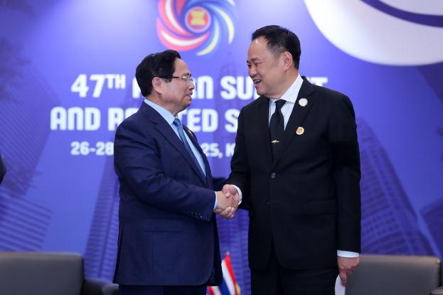 photo-1761622085452 photo-1761622085452