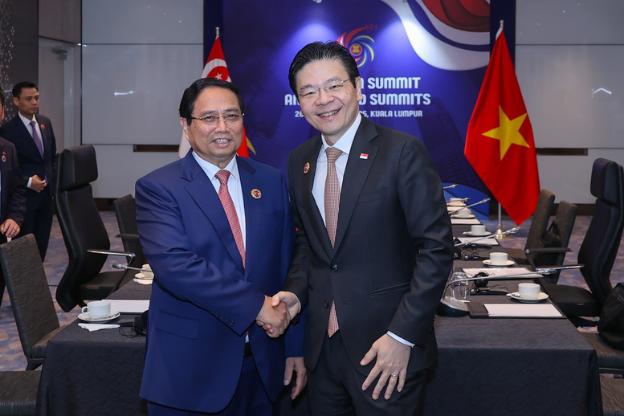 越南政府总理范明政与新加坡总理黄循财举行双边会晤- Ảnh 1.
