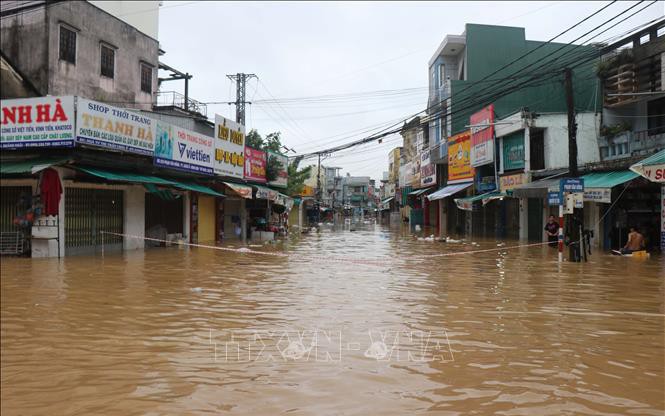 越南中部地区洪灾：约90个乡镇被淹，多条道路被阻