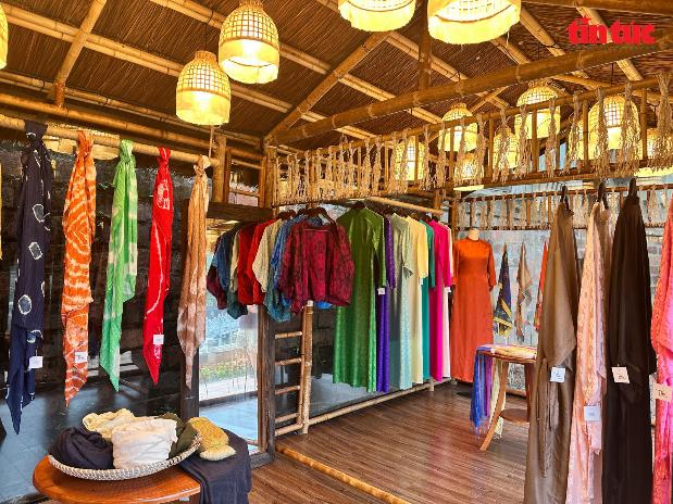 photo-1762915893457 photo-1762915893457