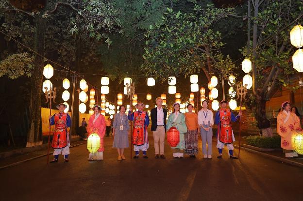 photo-1763351528905 photo-1763351528905