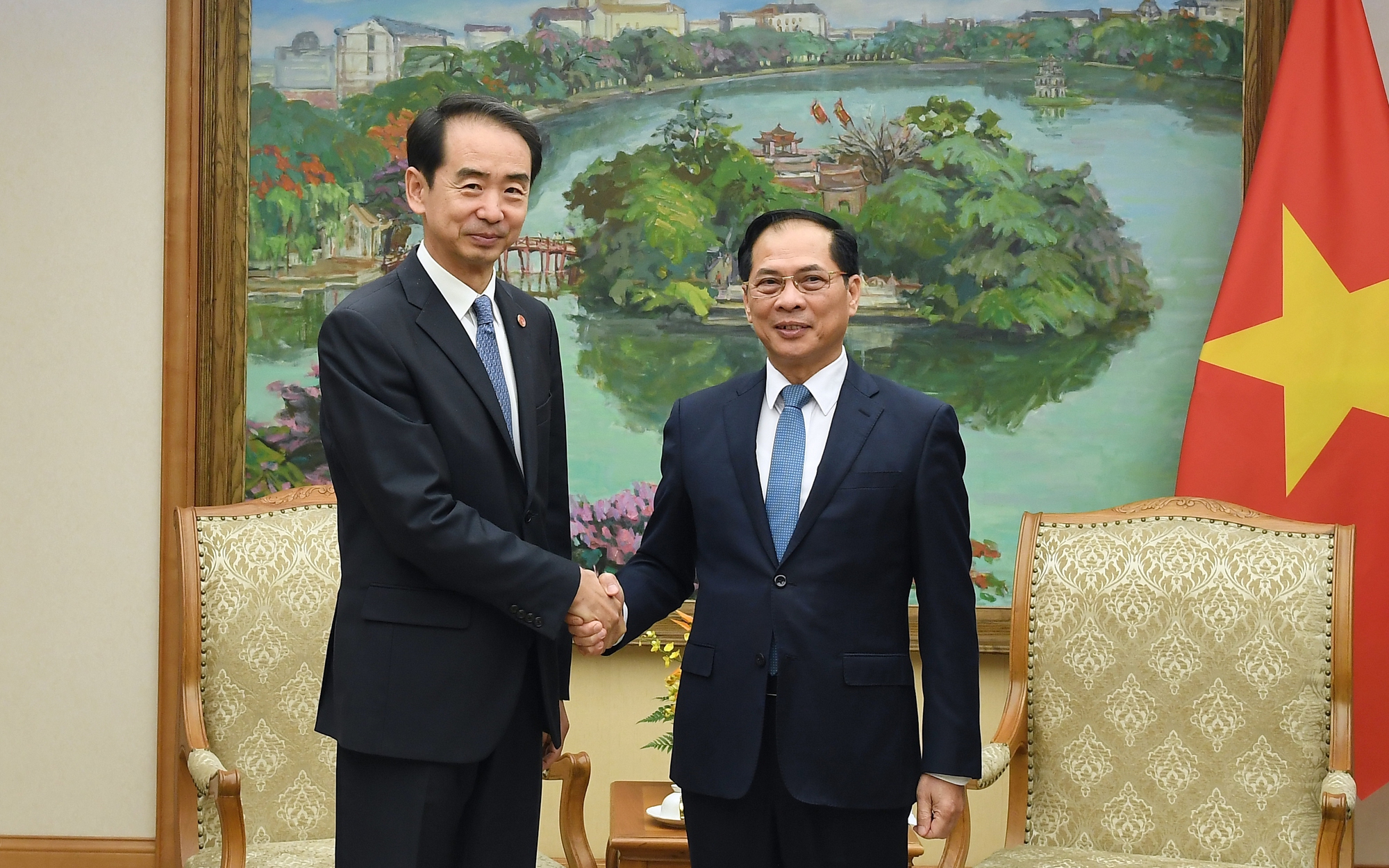 越南政府副总理裴青山会见中国驻越南大使何炜