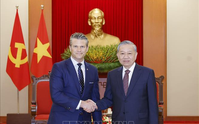 越共中央总书记苏林会见美国战争部长皮特·赫格塞思