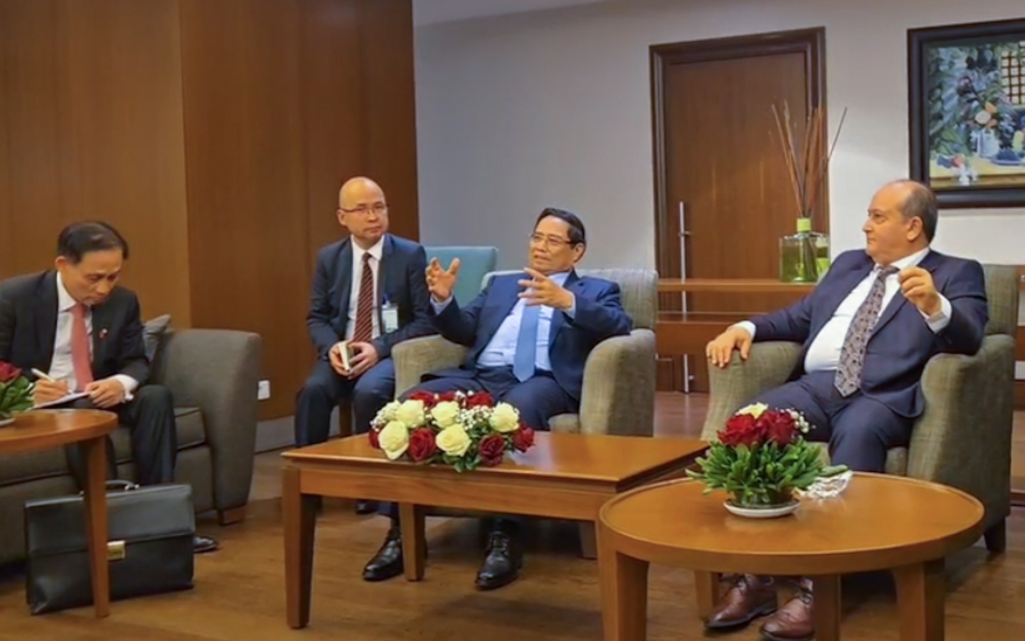 越阿两国总理与各家企业举行工作会议 促进具体合作项目