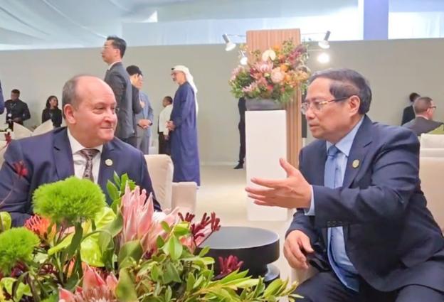 photo-1763917335300 photo-1763917335300