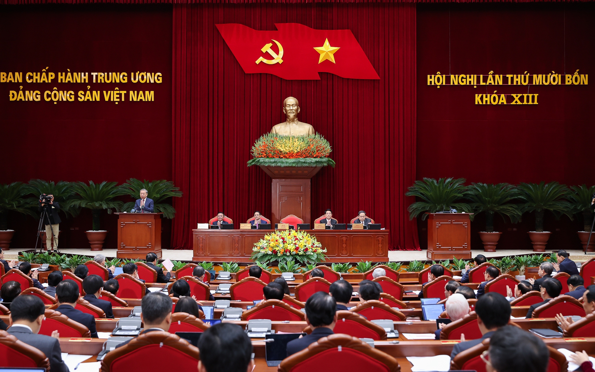 越共十三届十四中全会开幕