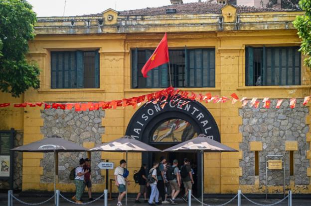 photo-1762336597732 photo-1762336597732