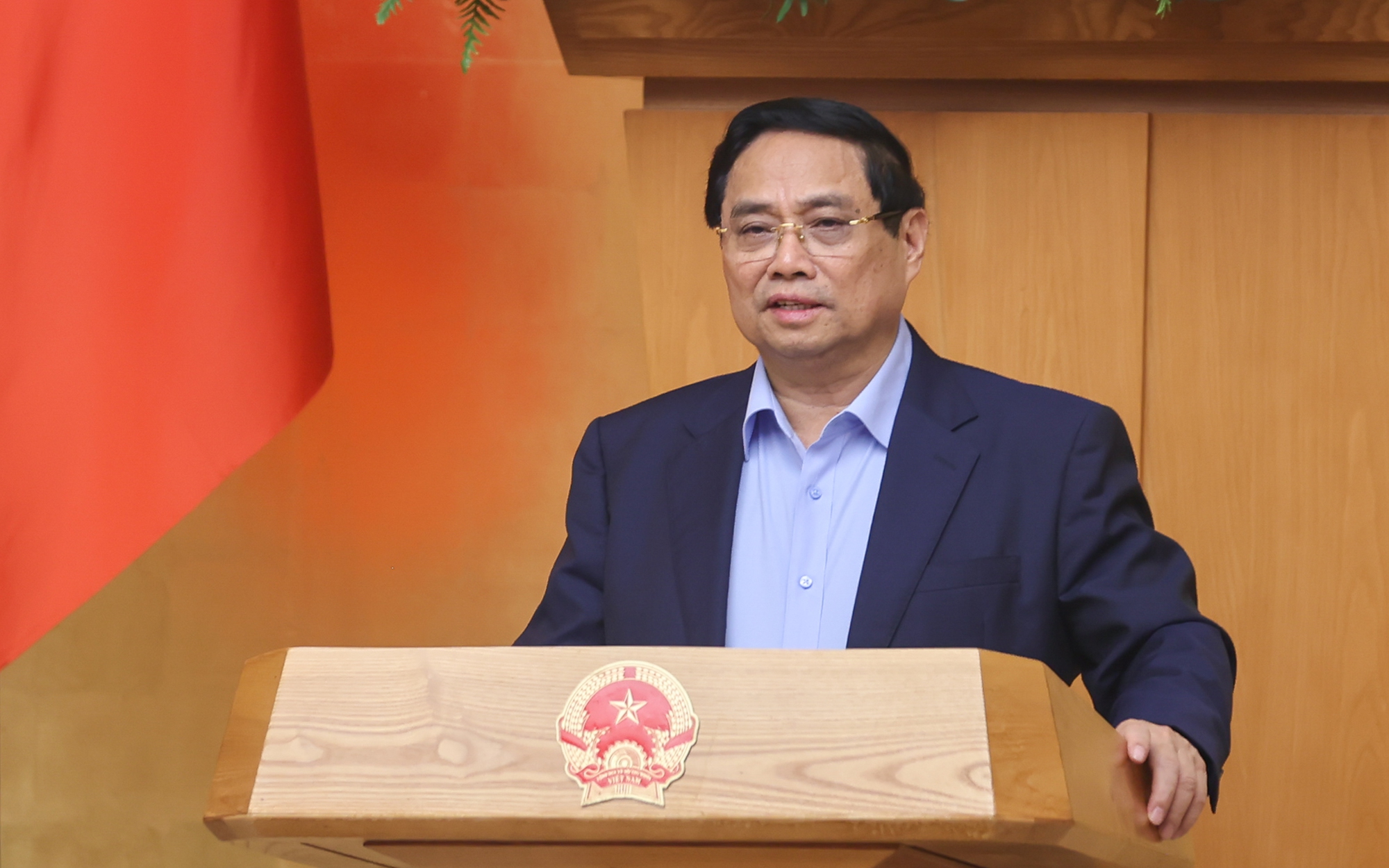 越南政府总理范明政主持召开10月例行政府会议与各地方连线