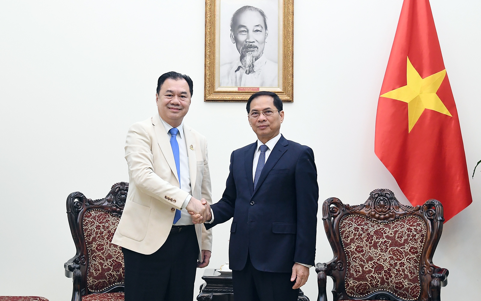 裴青山副总理会见老挝彭萨塔维集团副董事长