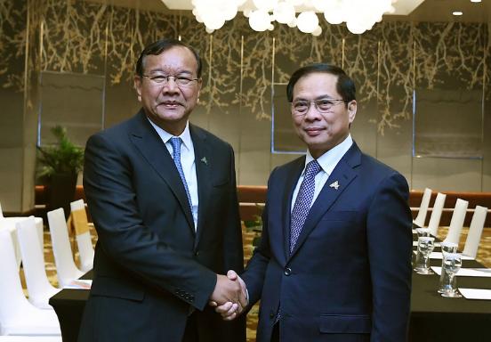政府副总理兼外交部长裴青山会见柬埔寨副总理兼外交与国际合作部大臣布拉索昆- Ảnh 1.
