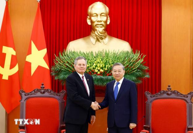 苏林总书记会见美国参议员史蒂夫·戴恩斯- Ảnh 1.