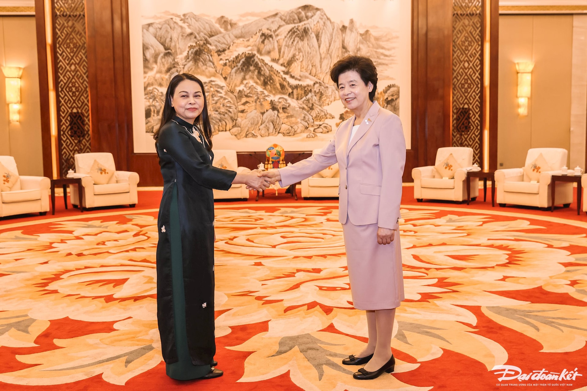 越南祖国阵线中央委员会副主席会见中国全国政协副主席咸辉。