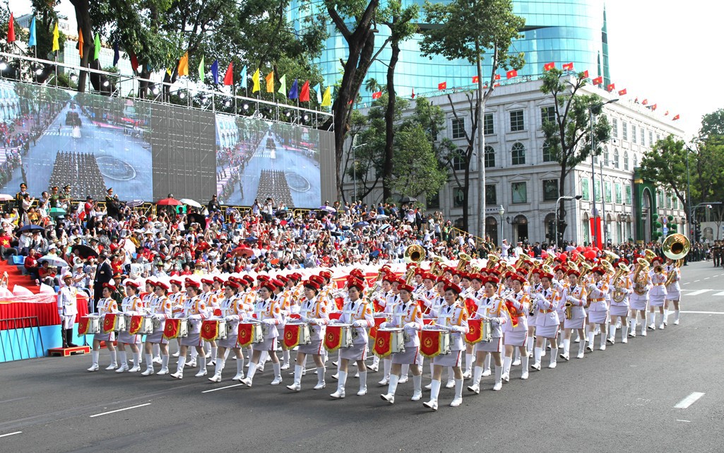 越南胡志明市举行阅兵总彩排  庆祝南方解放、国家统一50周年