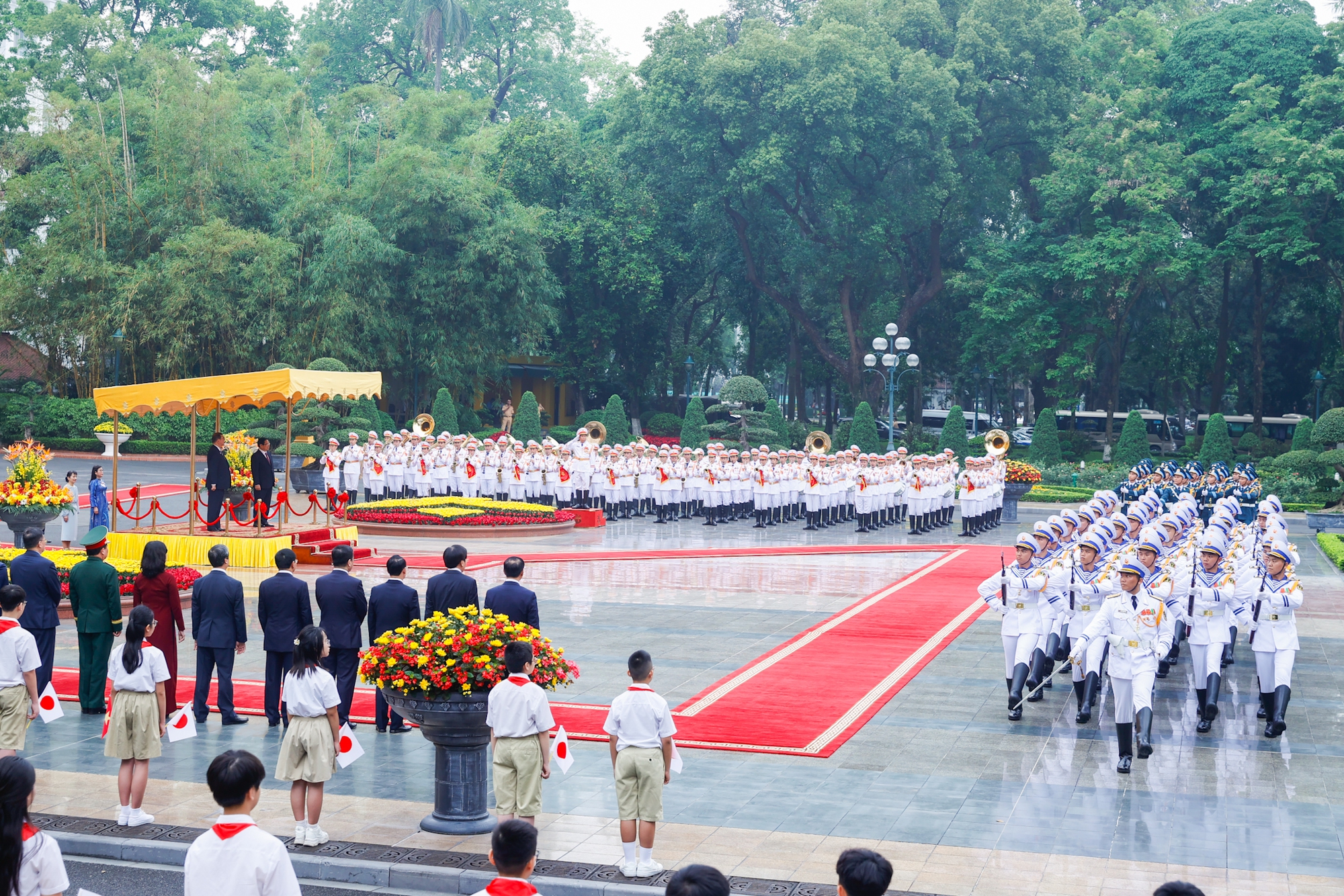 范明正总理主持仪式，欢迎日本首相对越南进行正式访问