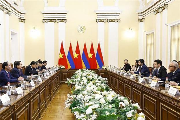 photo-1743732600161 photo-1743732600161