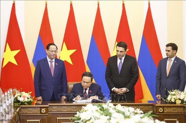 photo-1743732600552 photo-1743732600552