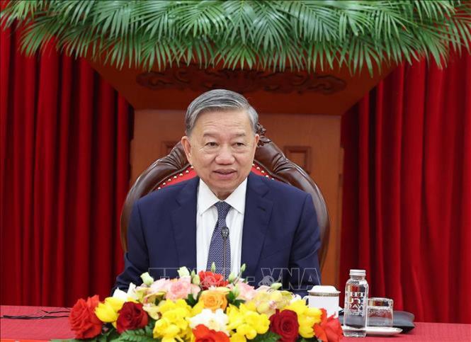 photo-1746107632596 photo-1746107632596