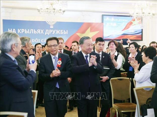 photo-1746985059730
