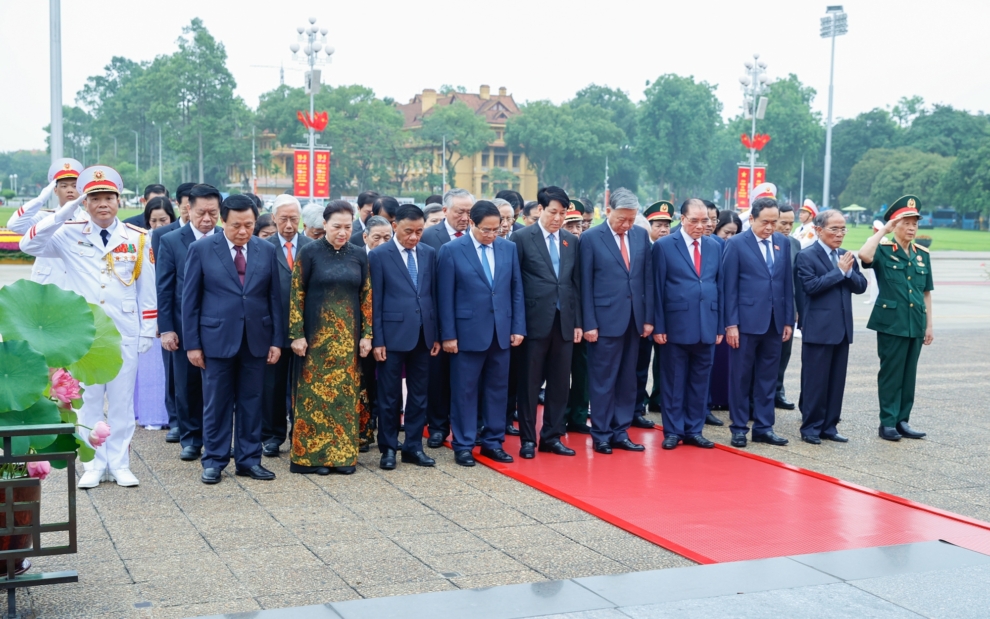 越南党和国家领导人瞻仰胡志明主席陵