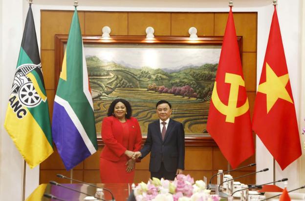 越共中央书记处常务书记陈锦秀与非洲人国民大会副秘书长莫库亚尼举行会谈- Ảnh 1.