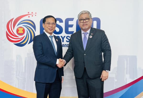 photo-1748228953386 photo-1748228953386