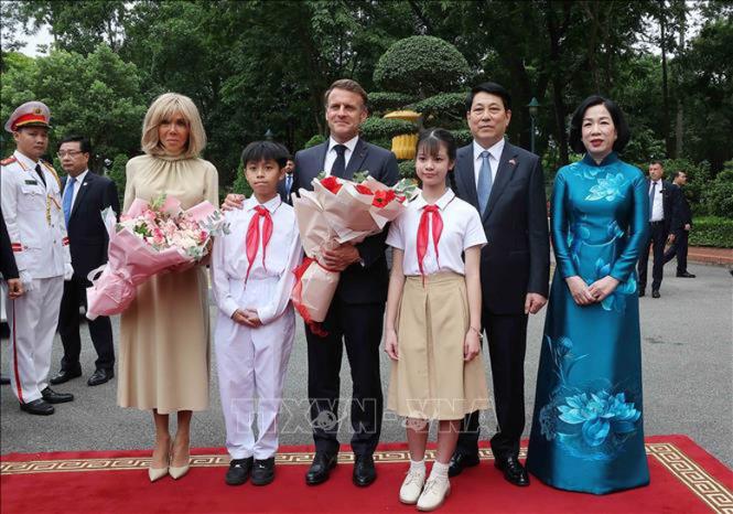 photo-1748317503320