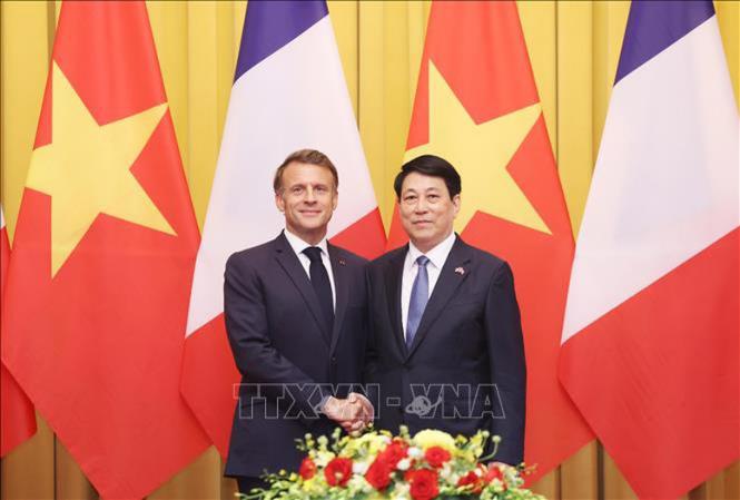 photo-1748336157929