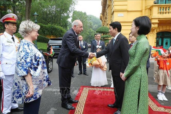 photo-1748420764467