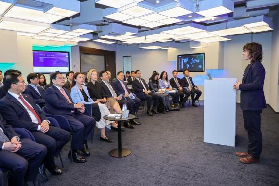 越南政府总理范明正到访爱沙尼亚电子政务中心- Ảnh 2. 越南政府总理范明正到访爱沙尼亚电子政务中心- Ảnh 2.