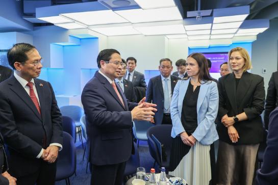 越南政府总理范明正到访爱沙尼亚电子政务中心- Ảnh 1. 越南政府总理范明正到访爱沙尼亚电子政务中心- Ảnh 1.