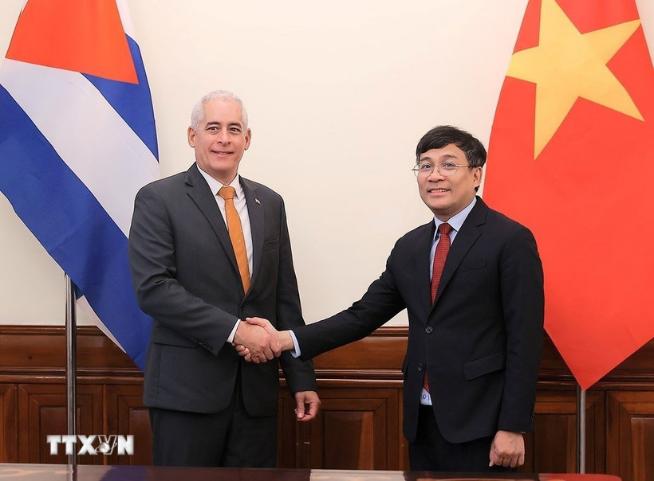 photo-1753456686381 photo-1753456686381