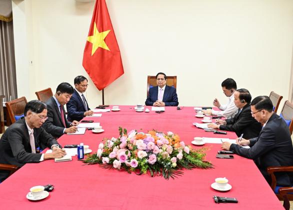 越南政府总理范明正与马来西亚总理安瓦尔•易卜拉欣通电话- Ảnh 2.