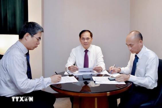 越南政府副总理兼外交部长裴青山与韩国外长赵显通电话- Ảnh 1.