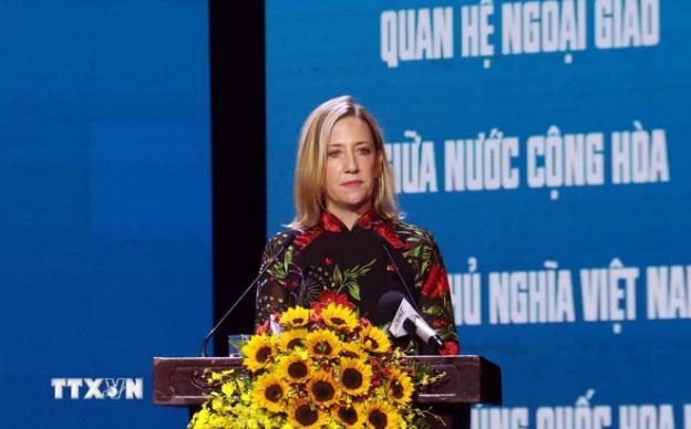 photo-1757409615201