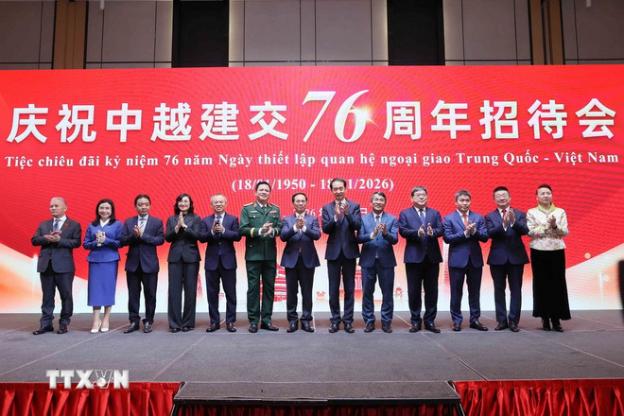 裴青山副总理出席庆祝越南中共建交76周年招待会- Ảnh 1.