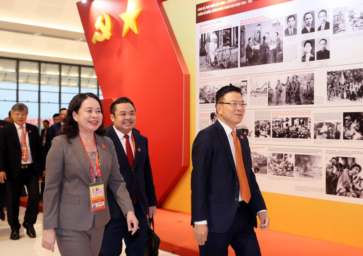 1月21日上午越共十四大在会场进行大会文件讨论会组图- Ảnh 10.