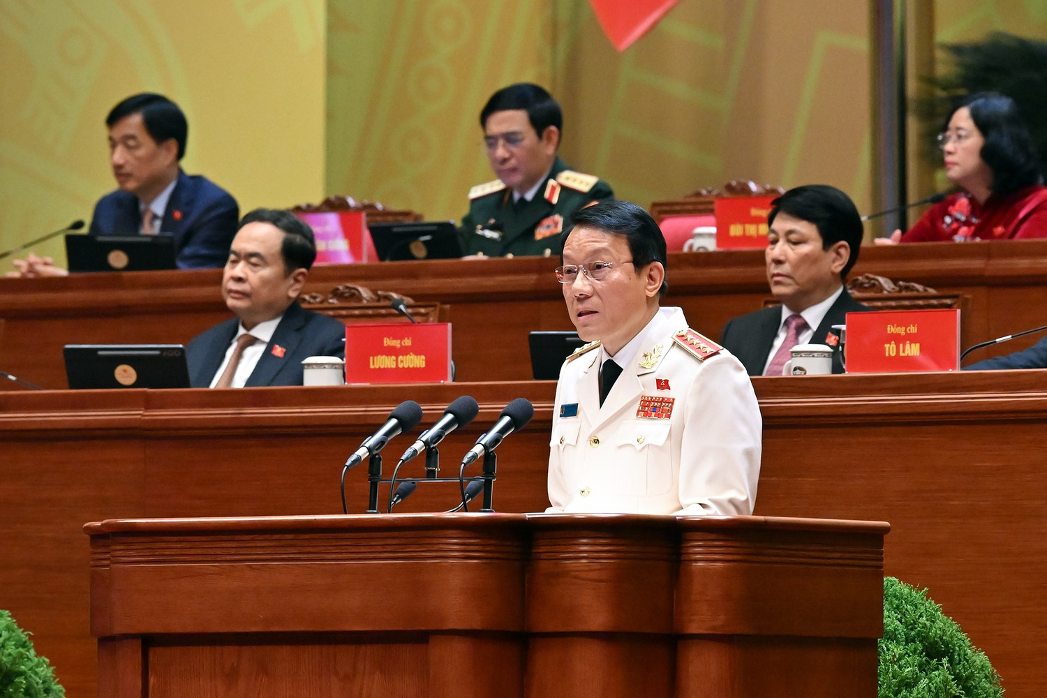 1月21日上午越共十四大在会场进行大会文件讨论会组图- Ảnh 5.