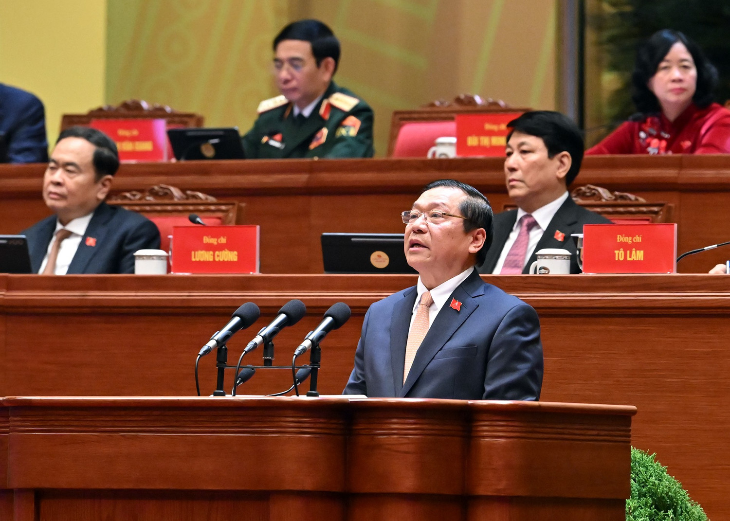 1月21日上午越共十四大在会场进行大会文件讨论会组图- Ảnh 8.