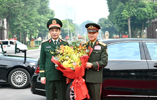 老挝政府副总理兼国防部长对越南进行正式访问- Ảnh 1.