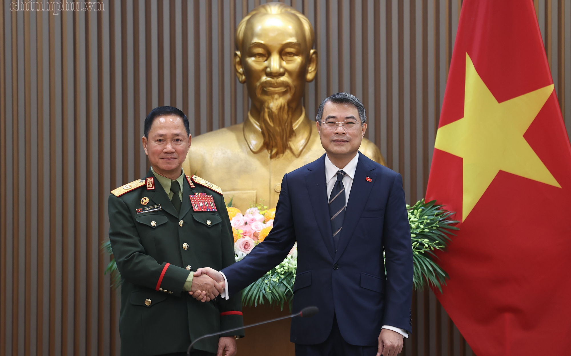 黎明兴总理会见老挝副总理兼国防部长