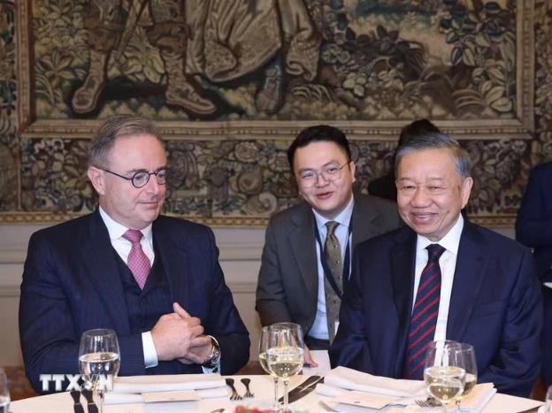 越共中央总书记、国家主席苏林与比利时首相巴尔特·德·韦弗举行会谈- Ảnh 1.